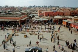 Image du Maroc Professionnelle de  Plusieurs vendeuses de paniers en osiers attendent sur la fameuse place Jemaa El Fana près de l'entrée du Souk Semmarine de Marrakech, la ville touristique du Maroc, Jeudi 19 Mai 1988. (Photo / Abdeljalil Bounhar)